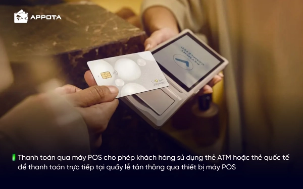 Thanh toán qua máy POS cho phép khách hàng sử dụng thẻ ATM hoặc thẻ quốc tế để thanh toán trực tiếp tại quầy lễ tân thông qua thiết bị máy POS