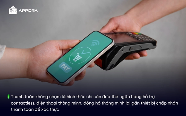 Thanh toán không chạm là hình thức chỉ cần đưa thẻ ngân hàng hỗ trợ contactless, điện thoại thông minh, đồng hồ thông minh lại gần thiết bị chấp nhận thanh toán để xác thực
