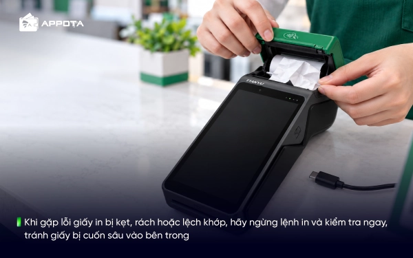 Khi gặp lỗi giấy in bị kẹt, rách hoặc lệch khớp, hãy ngừng lệnh in và kiểm tra ngay, tránh giấy bị cuốn sâu vào bên trong