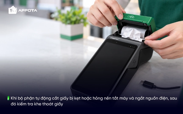 Khi bộ phận tự động cắt giấy bị kẹt hoặc hỏng nên tắt máy và ngắt nguồn điện, sau đó kiểm tra khe thoát giấy